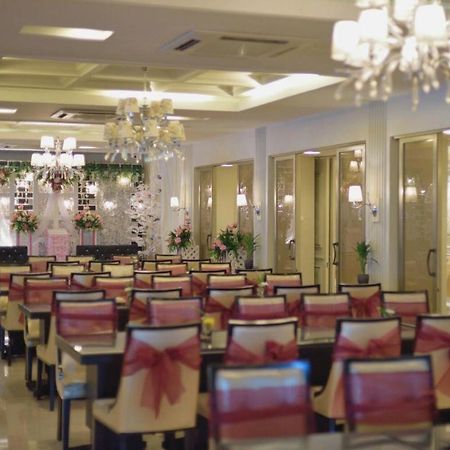 Hotel Gajahmada Pontianak Buitenkant foto