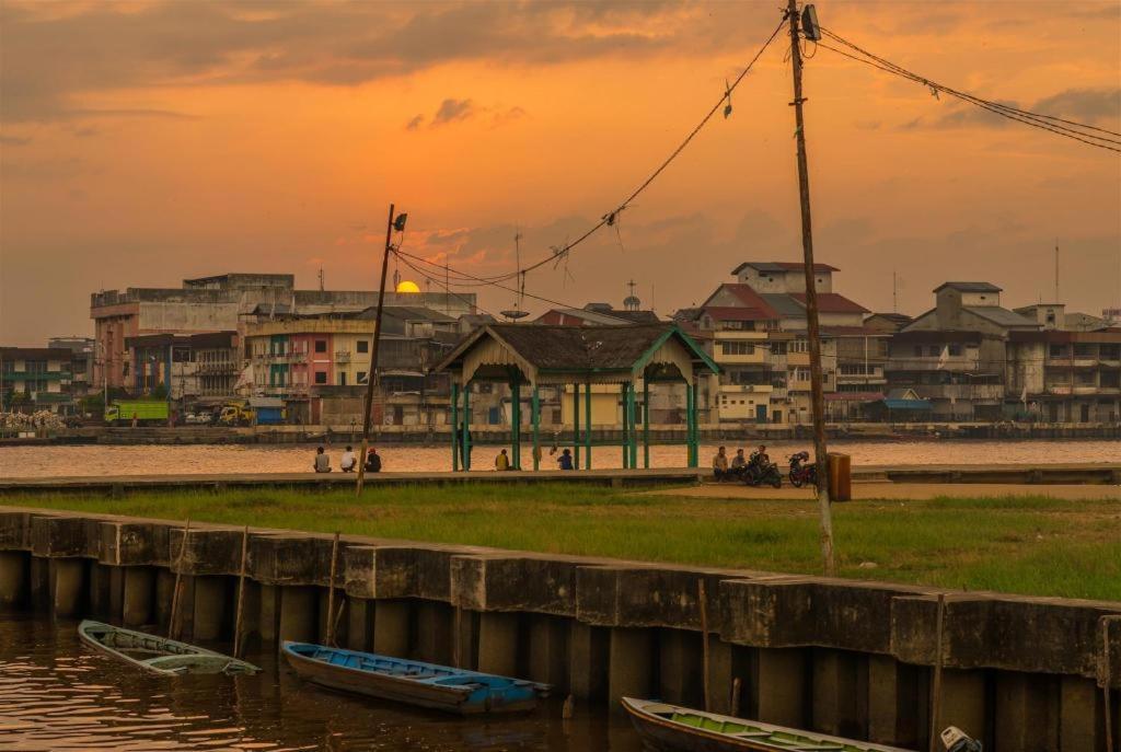 Hotel Gajahmada Pontianak Buitenkant foto