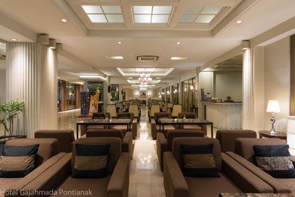 Hotel Gajahmada Pontianak Buitenkant foto