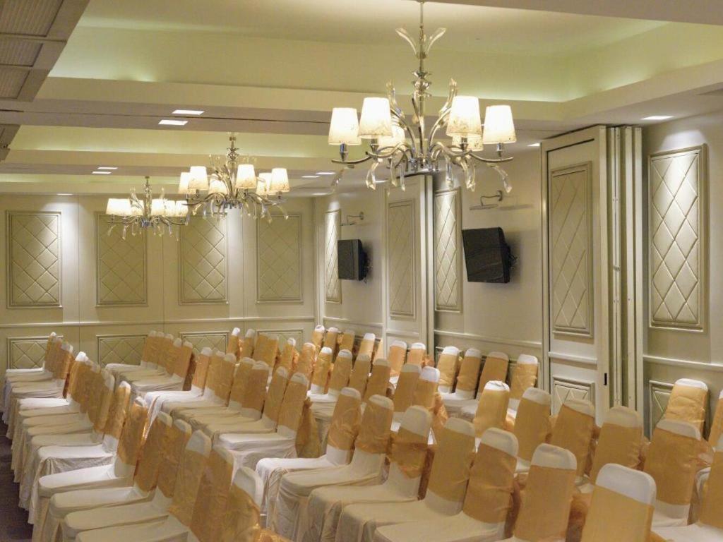 Hotel Gajahmada Pontianak Buitenkant foto