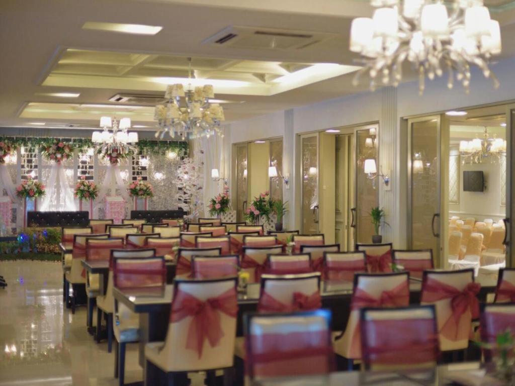 Hotel Gajahmada Pontianak Buitenkant foto