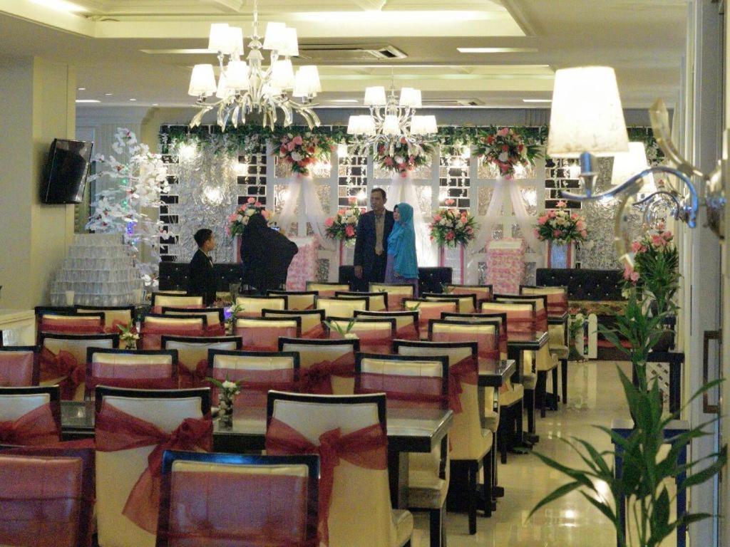 Hotel Gajahmada Pontianak Buitenkant foto