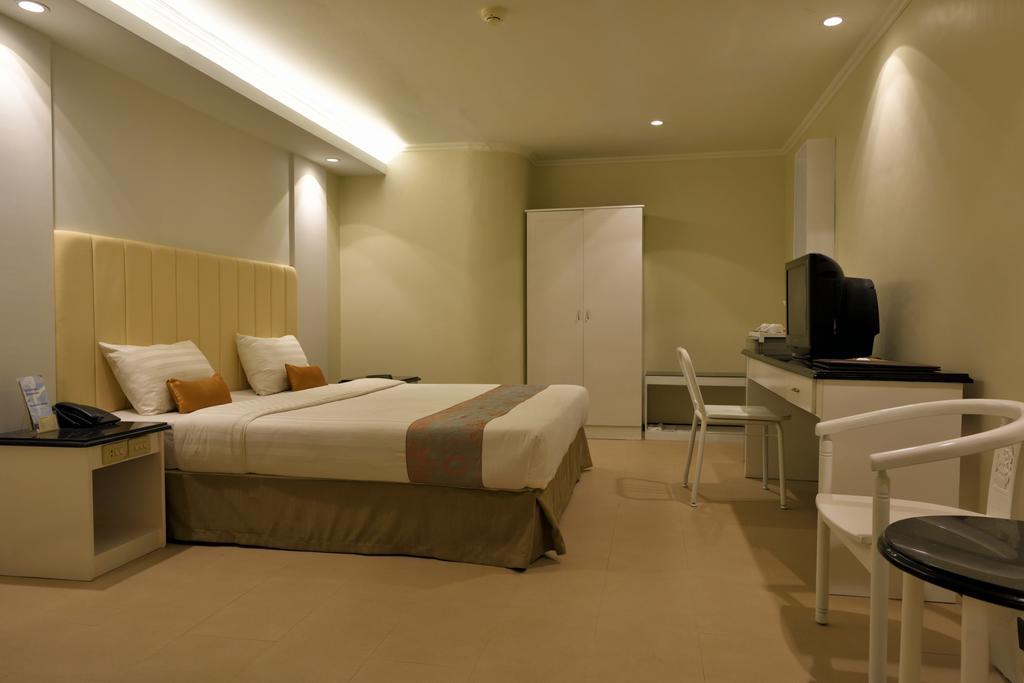 Hotel Gajahmada Pontianak Buitenkant foto